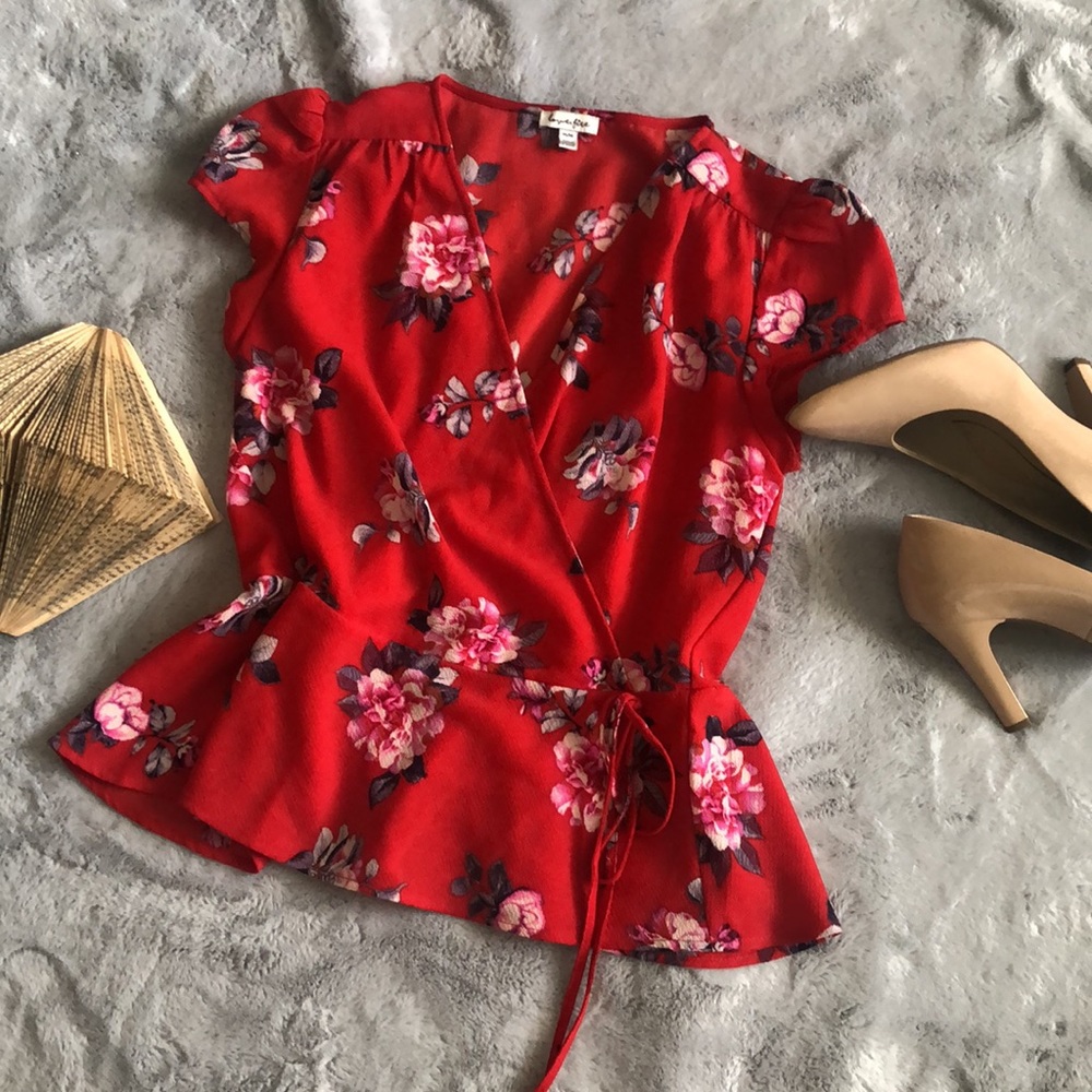 Red flowery 🌸 wrap top with cap sleeves
